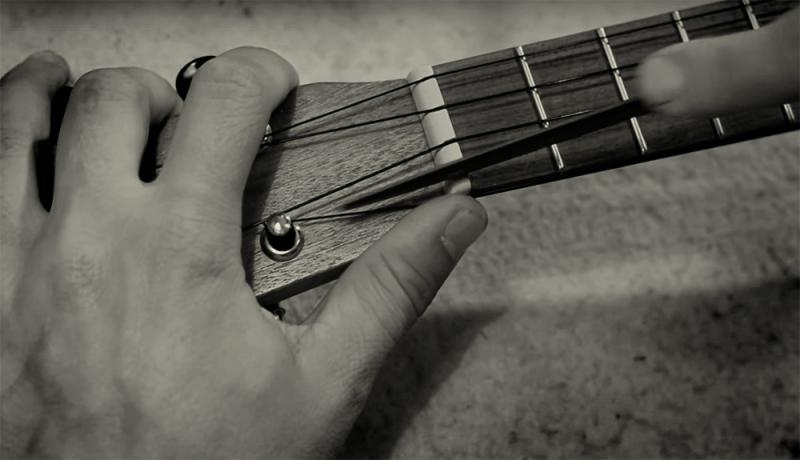 В магазине на Таганке можно сделать несложный ремонт укулеле, поможем заменить струны, настроить укулеле, можем установить ремень